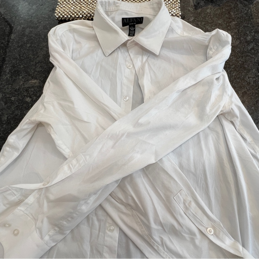 Alfani slim fit L/S dress shirt. Size L 16 161/2 34/35 arm length. White.